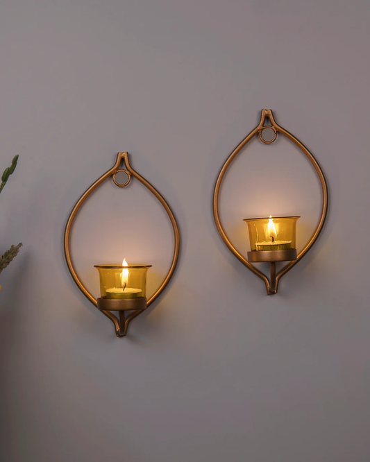 Sett med 2 Dekorative Gulløye Vegglamper/Lysestaker